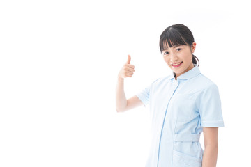 ナース服を着た若い笑顔の看護師