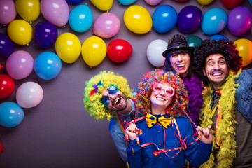 Karneval Party,Lachende Freunde in bunten Kostümen feiern Karneval .
