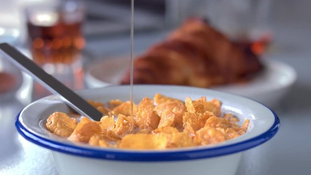 panned video how honey cover corn flakes in a bowl