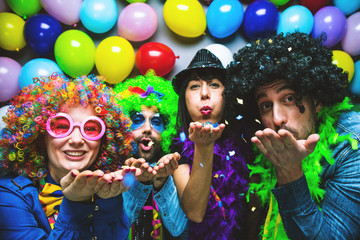 Karneval Party,Lachende Freunde in bunten Kostümen feiern Karneval .