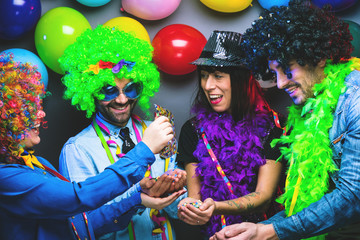 Karneval Party,Lachende Freunde in bunten Kostümen feiern Karneval .