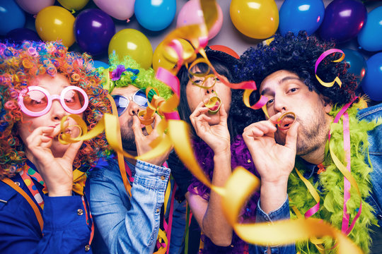 Karneval Party,Lachende Freunde in bunten Kost&uuml;men feiern Karneval .