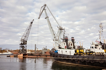 Fototapeta na wymiar Tugboats and other marine support vessels in port.