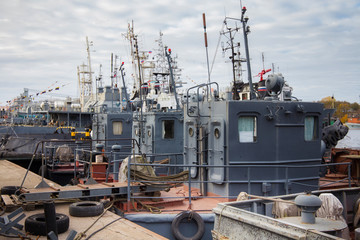 Self-propelled steel diesel oil skimmer vessels for remove oil floating and debris from the surface of the water.