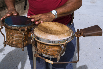El músico toca los bongós en el malecón de la Habana Cuba.