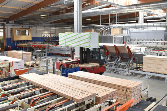 modernes Sägewerk - Fliessband zurProduktion von Holzbrettern - hobel und sägen // modern sawmill - assembly line for the production of wooden boards - planing and sawing 