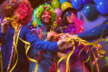 Karneval Party,Lachende Freunde in bunten Kostümen feiern Karneval .
