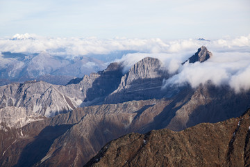 Luftaufnahme von Berggipfeln in Tirol