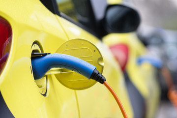 mobilità sostenibile: auto elettrica in ricarica