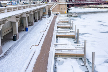 Obraz premium Chicago Riverwalk covered with Snow beside a Frozen Chicago River