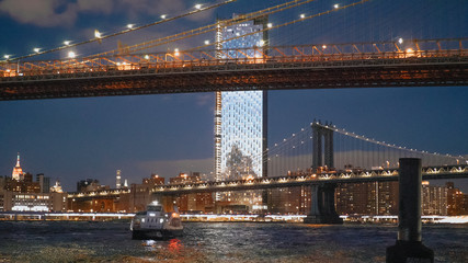 Fototapeta premium Beautiful Brooklyn Bridge New York at night