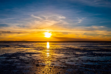 Obraz premium Amazing evening sunset in Salar de Uyuni in Bolivia