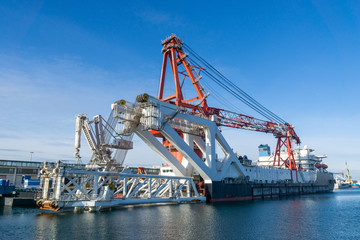 ship in port - heavy weight crane 
