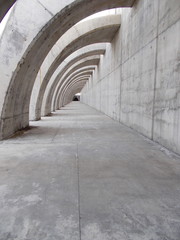 Fototapeta premium Nowoczesna latająca przypora z betonową ścianą i łukami stanowi konstrukcję inżynierską