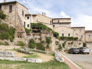 città d'arte. Spello, Umbria, Italia, piazza con giardino