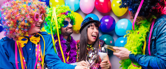 Karneval Party,Lachende Freunde in bunten Kostümen feiern Karneval .