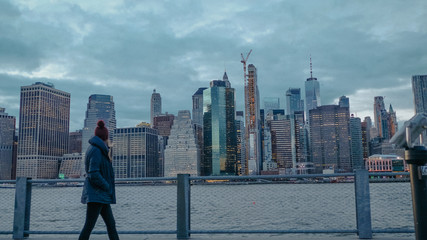 Walk along the Hudson River with a beautiful view over the Manhattan skyline