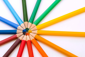 Naklejka premium Colored pencils in cirle