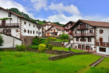 Fototapeta na wymiar Les maisons du village d'Etxalar (31760 Etchalar), dans les Pyrénées en Communauté forale de Navarre, Espagne