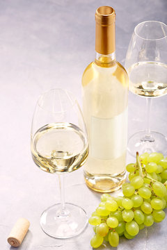 A glass of white wine and fresh grapes