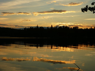 sonnenuntergang am see gold