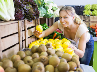 Obraz premium Customer taking lemons