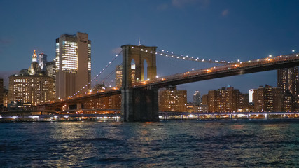 Obraz premium Beautiful Brooklyn Bridge New York at night