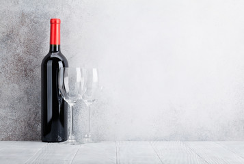 Bouteille et verres de vin rouge