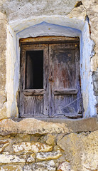 Ventanas y puerta rústica y vieja para fondos y texturas