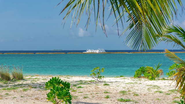 Wellen am Strand und T&uuml;rkis wasser von Adaaran Select Meedhupparu auf Malediven im Indischer Ozean