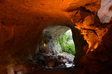 Entrée de la grotte des sorcières de Zugarramurdi (31710), dans les Pyrénées en Communauté forale de Navarre, Espagne