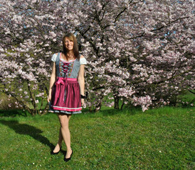 Schöne frau im Dirndl