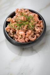 Geschälte Norddeutsche  Nordsee Krabben in Schale sind typische Hausmannskost in Friesland