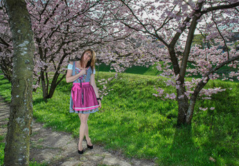 Schöne Frau im Dirndl