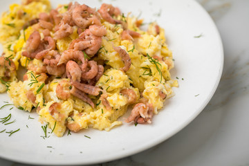 Krabben Rührei mit Friesischen Nordseekrabben und Dill auf Marmor Hintergrund