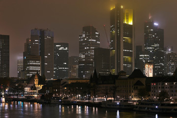 Obraz premium Night landscape with reflection of river in Frankfurt