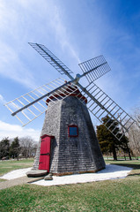 Obraz premium Eastham Windmill was built in 1680 and today, this historic old fashioned mill sits in a Cape Cod Park in Massachusetts. Fisheye lens view