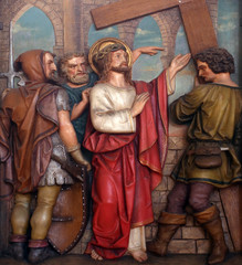 Naklejka premium Jezus otrzymuje swój krzyż, 2. droga krzyżowa, kościół parafialny św. Piotra i Pawła w Oberstaufen, Niemcy