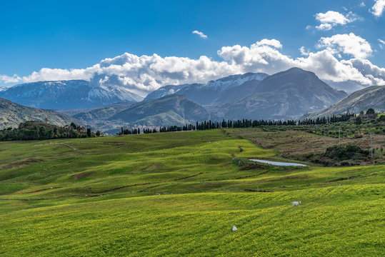Vista panoramica sulla valle con le cime innevate delle Madonie sullo sfondo, Collesano - provincia di Palermo IT