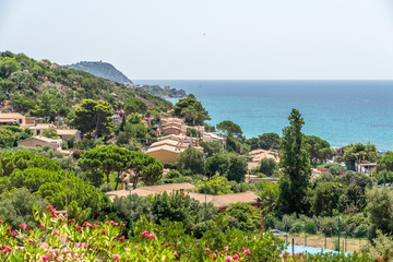 Traumaussicht auf türkises Wasser und Berge auf der Insel Sardinien im Sommer