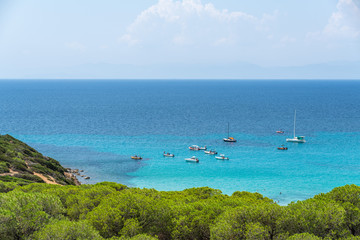 Traumaussicht auf türkises Wasser und Boote auf der Insel Sardinien im Sommer