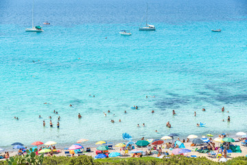 Traumaussicht auf türkises Wasser und Touristen auf der Insel Sardinien im Sommer