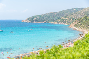Traumaussicht auf türkises Wasser und Turisten auf der Insel Sardinien im Sommer