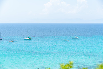 Traumaussicht auf türkises Wasser und Boote auf der Insel Sardinien im Sommer