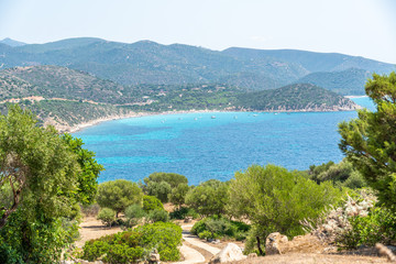 Traumaussicht auf türkises Wasser auf der Insel Sardinien im Sommer