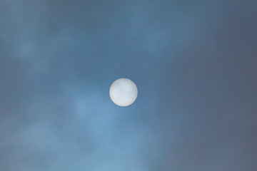 Sonne scheint durch die Wolken.