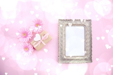 Geschenk mit Herz und Gerbera Blüten rosa 