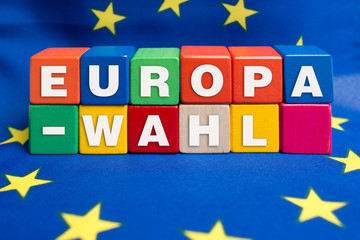 Europawahl, Holzbausteine auf der Euroflagge
