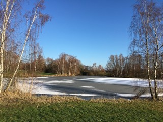 Blick auf den zugefrorenen Fluss Ochtum in Bremen an einem Februarmorgen 