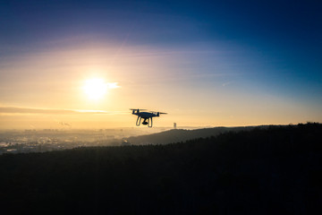 Fototapeta na wymiar Dron w powietrzu